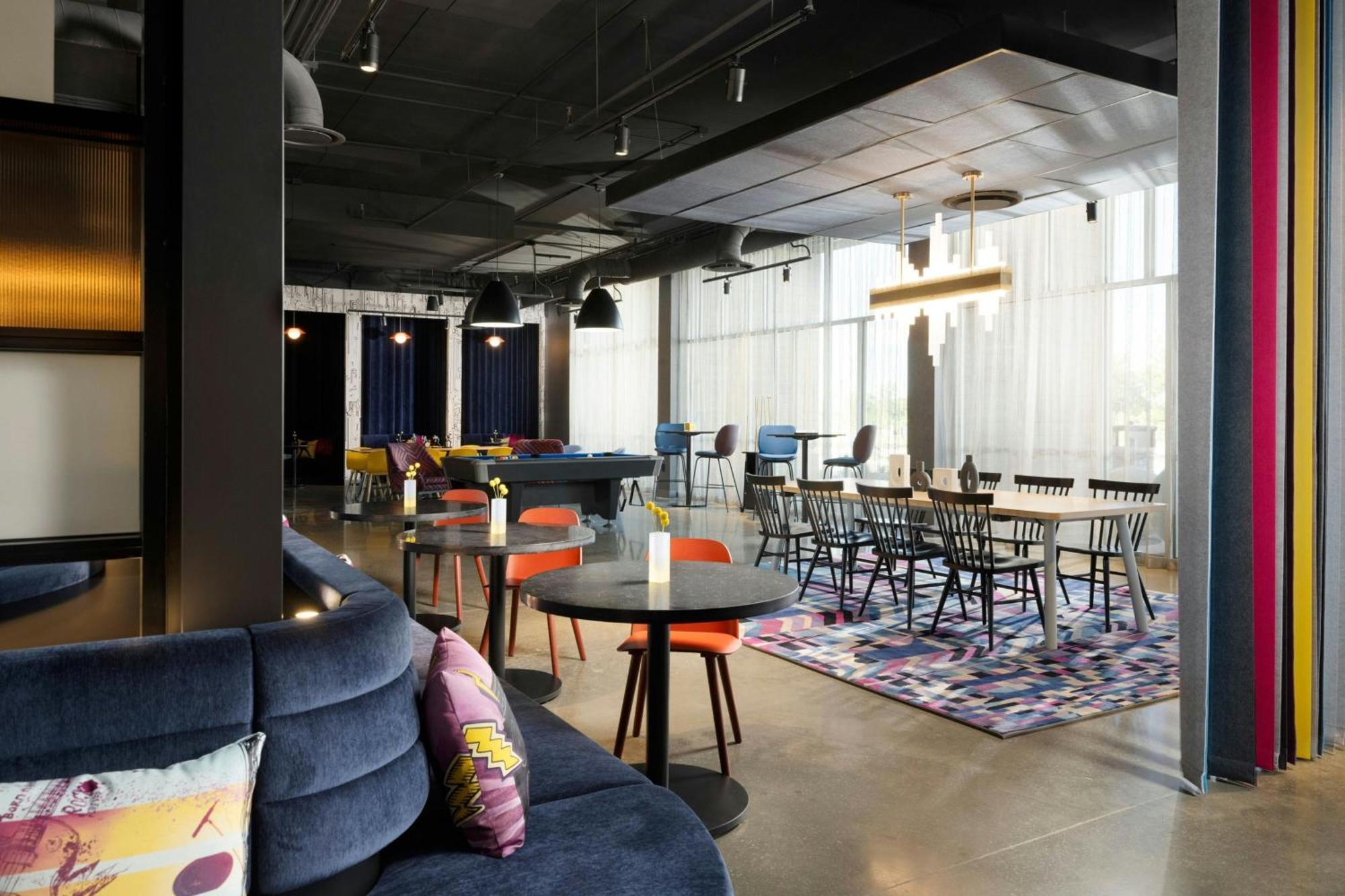 Aloft Waukee Hotel Exterior photo