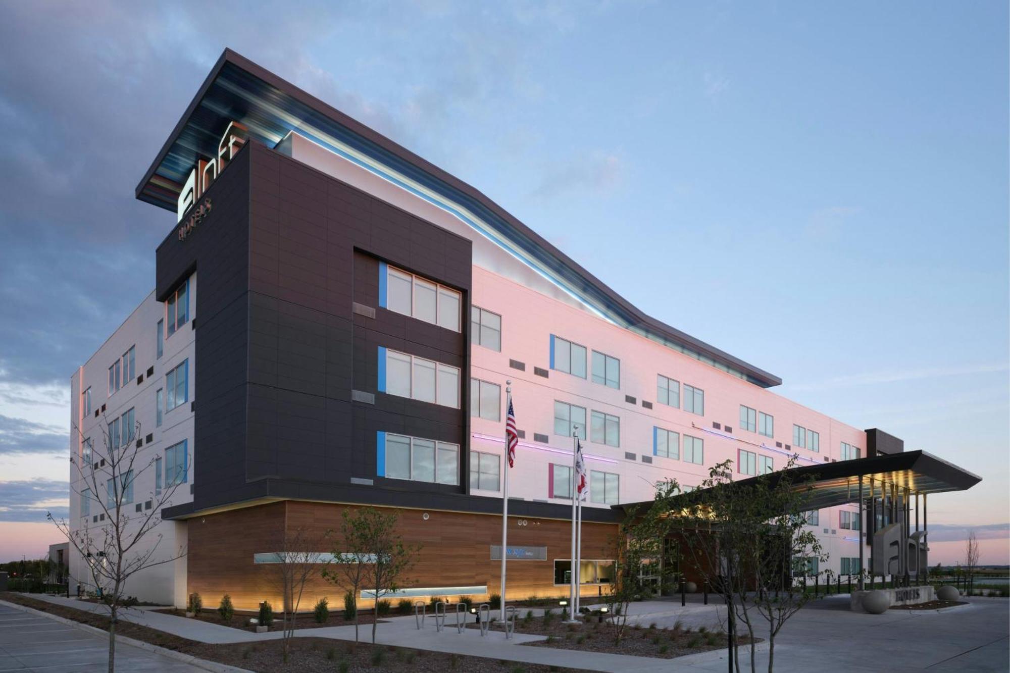 Aloft Waukee Hotel Exterior photo