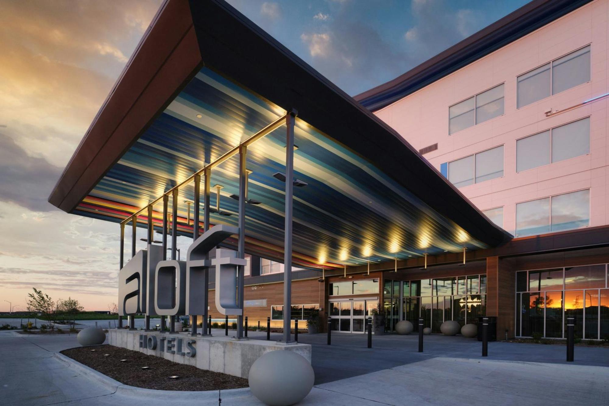 Aloft Waukee Hotel Exterior photo